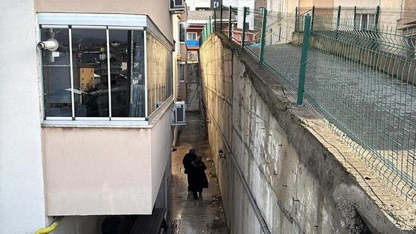 Çökme riski taşıyan istinat duvarının yanındaki apartmanda 5 daire boşaltıldı