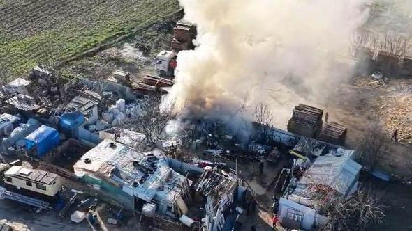 Geri dönüşüm tesisinde çıkan yangın dron kamerasında
