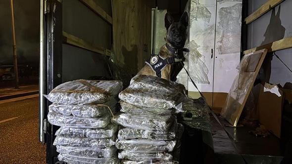 Ev eşyası yüklü kamyonette 40 kilogram esrar ele geçirildi