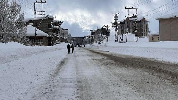 Hakkari'de 353 yerleşim yerinin yolu kardan kapandı