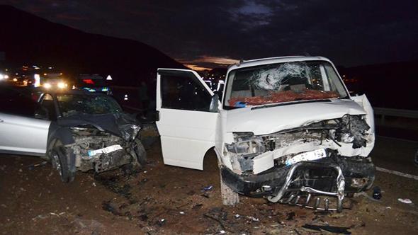 Minibüs ile otomobil kafa kafaya çarpıştı: 2’i ağır 6 yaralı
