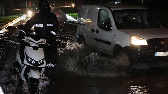 İzmir'de sağanak etkili oldu