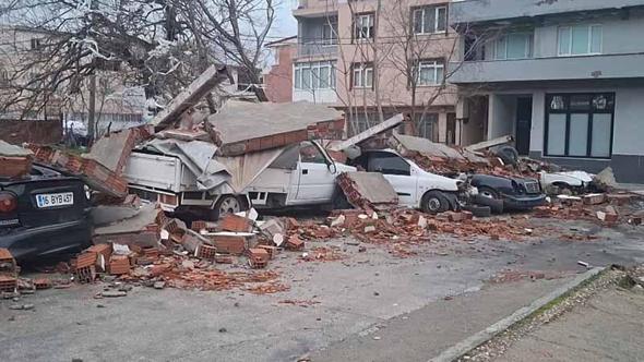 Bursa’da fırtınanın neden olduğu hasar, gündüz görüntülendi