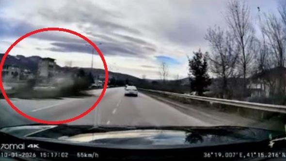 Takla atıp karşı yöne geçen otomobilin 2 araca çarptığı kaza kamerada: 4 yaralı