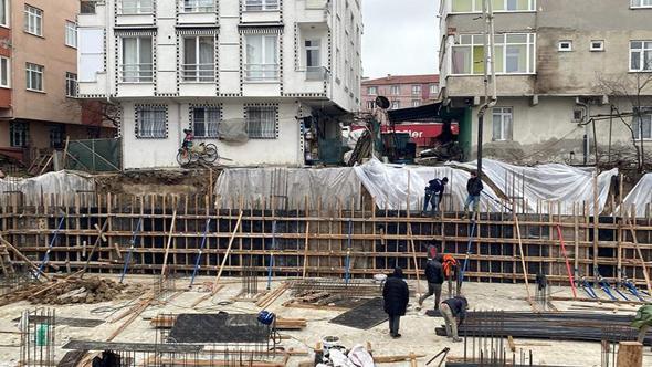 İnşaat temelinin yanındaki 3 binanın bahçesinde toprak kayması; 25 kişi tahliye edildi