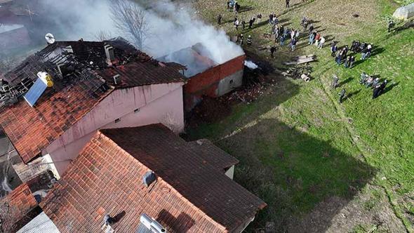 Ahırda çıkan yangın, evin çatısına sıçradı