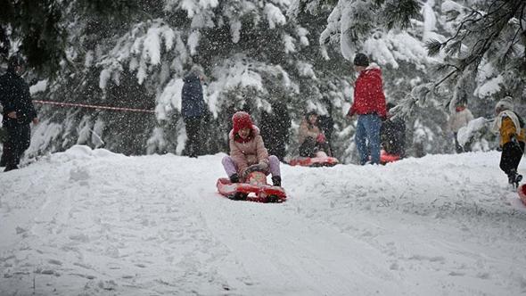 Manisa Demirci'de yüksek kesimlerde kar keyfi