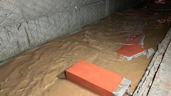 Adana'da sağanak nedeniyle bir sitenin istinat duvarı yıkıldı, zemin katı suyla doldu