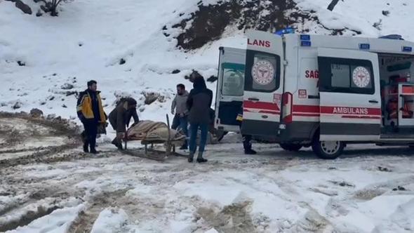 Kardan yolu kapanan mezradaki hasta kızakla ambulansa ulaştırıldı