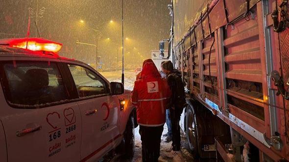 Muş- Bingöl karayolunda 80 araç karda mahsur kaldı; kentte eğitime 1 gün ara verildi