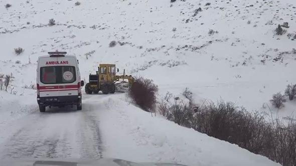 Kara saplanan ambulans iş makinesiyle kurtarıldı