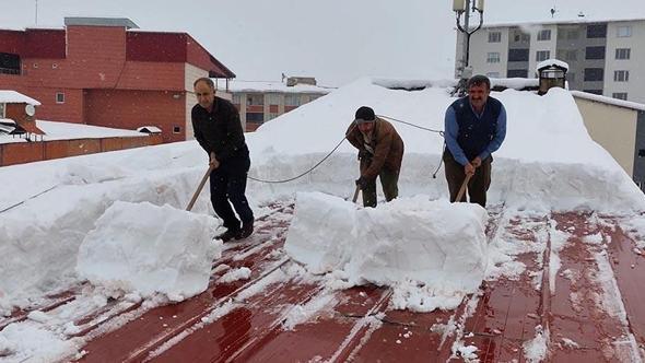 Metrelerce yüksekte ipin ucunda zorlu mesai