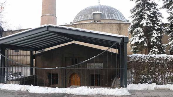 Kentsel dönüşüm çalışmalarında bina enkazı altından 926 yıllık medresenin duvarları çıktı