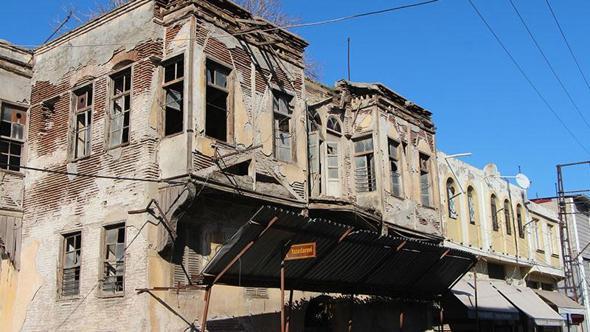 Adana’da tarihi binanın çatısı çöktü, esnaf önlem alınmasını istedi