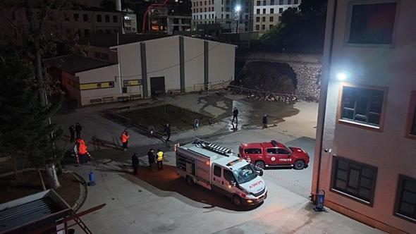 İstinat duvarının lise bahçesine çöktüğü anlar kamerada