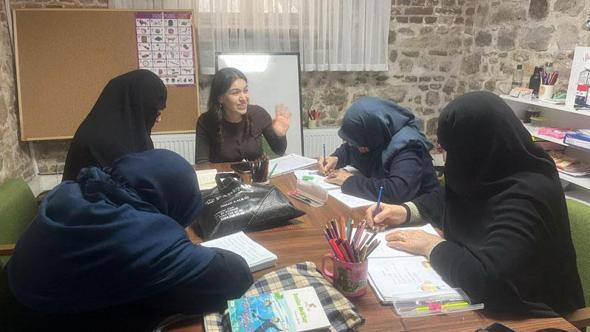 Muhtar Gülden, mahallesindeki kadınlara hayalini kurduğu 'okuma yazma' kursu açtı