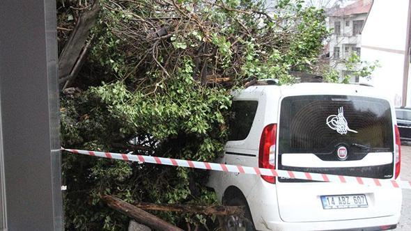 3 katlı metruk binanın bir kısmı, park halindeki aracın üstüne çöktü
