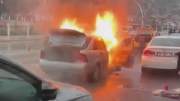 Amasya'da seyir halindeyken alev alan otomobil yandı