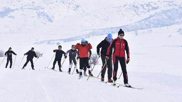 Bitlis'te kayaklı koşu sporcuları, yarışlara eksi 15 derecede hazırlanıyor
