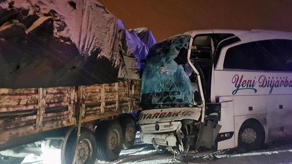 Bingöl’de yolcu otobüsü, TIR’a çarptı: 3 yaralı