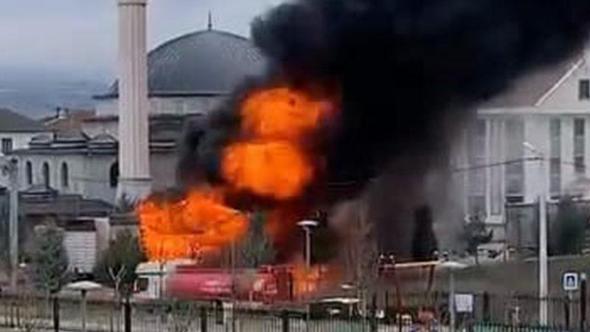 Sünger yüklü TIR’daki yangın, yanındaki mobilya yüklü dorseye sıçradı