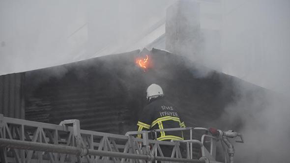 Sivas'ta 2 katlı evin çatısında yangın