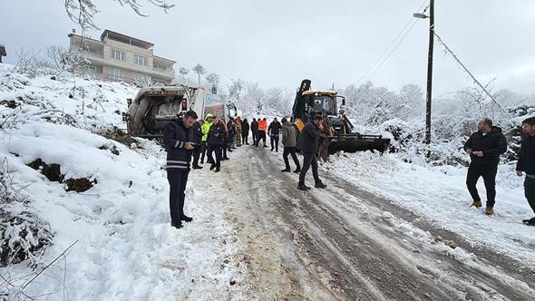 Çöp kamyonu karda kaydı; temizlik işçisi yaralandı