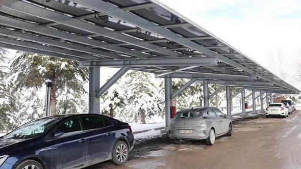 Kampüste otoparkların üstü panelle kapatıldı; üniversitenin enerji tüketiminin yüzde 20’si GES’ten karşılandı