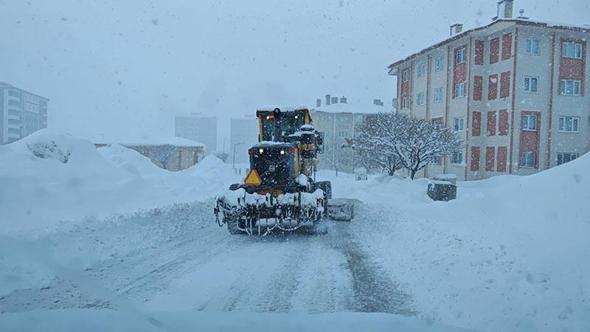 Bitlis'te yolu kardan kapanan köydeki hasta için ekipler seferber oldu