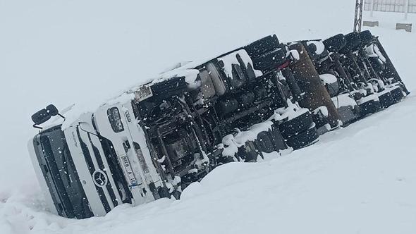 Bitlis'te kar ve tipi kazaya neden oldu