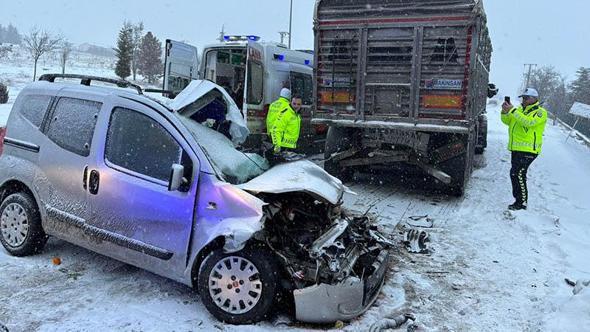 Hafif ticari araç, park halindeki kamyona çarptı: 2 öldü