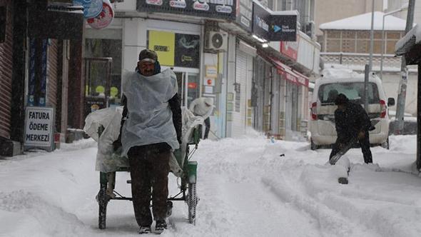 Van'da 287 yerleşim yeri ulaşıma kapandı; kar kalınlığı 30 santime ulaştı