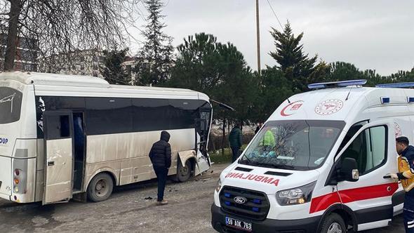 Servis midibüsleri kafa kafaya çarpıştı; 19 yaralı