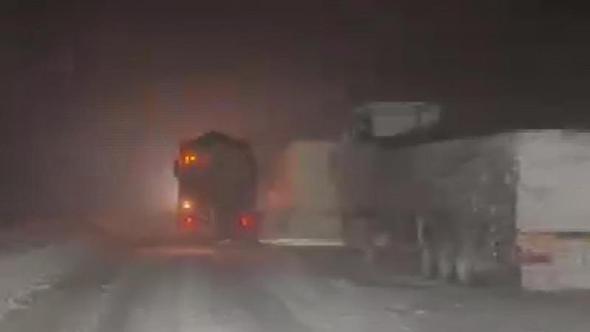 Kop Dağı geçidinde kar ve tipi etkili oldu, Aşkale yoluna çığ düştü