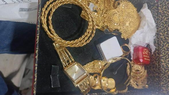 Esnaf, iş yerine bırakılan kumaşların arasından çıkan 2 milyon liralık altını sahibine teslim etti