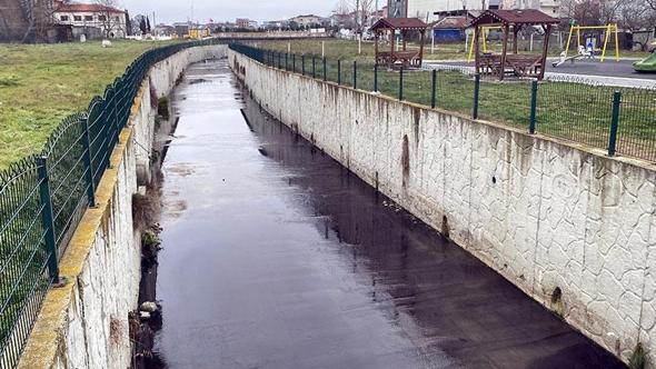 Tekirdağ’da Karaağaç Deresi siyah renkte akmaya başladı