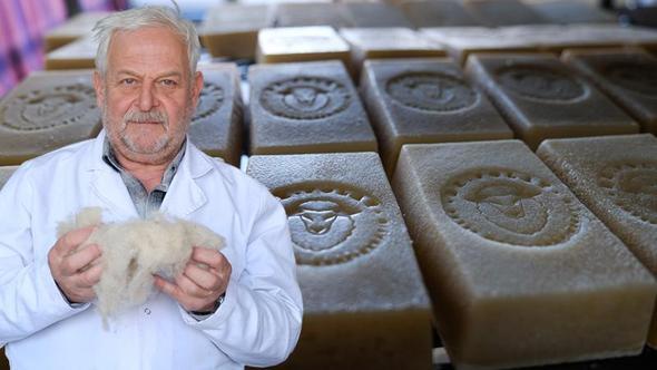 Koyun yününden elde ettiği keratinle sabun üretti