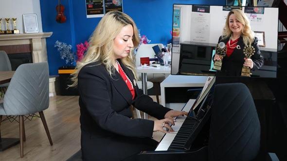 Annesi sayesinde başladığı piyanoda kendi metodolojisini geliştirdi; dünya çapında ödüller aldı