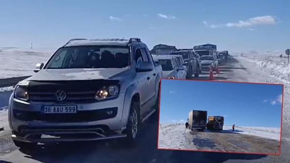 Buzda kayan TIR, makas attı; Türkiye-Gürcistan kara yolu trafiğe kapandı