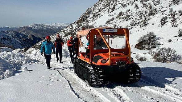 Karla kaplı Nemrut Dağı’nda rahatsızlanan güvenlik görevlisi, kurtarıldı