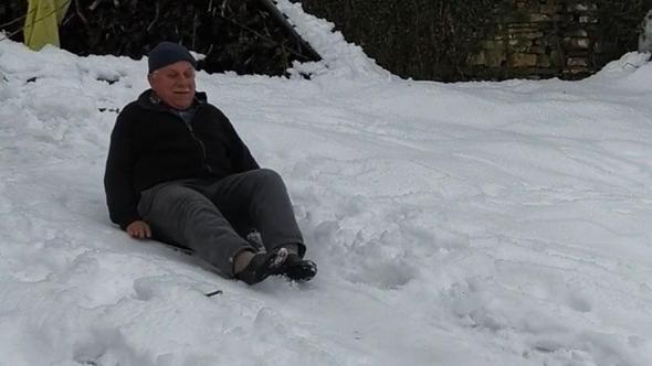 Köylülerin kar keyfi; naylon poşet ve tepsilerle kaydılar