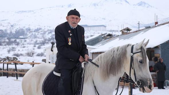 96 yaşındaki Kore gazisi, ata biniyor
