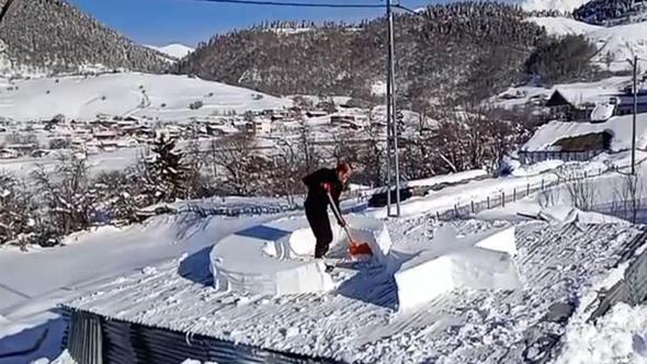 Çatıdaki karla ay- yıldız figürü yapıp bayrağa saldırıya tepki gösterdi