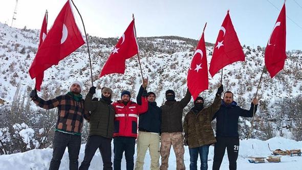 Türk bayrağını göndere çekip, sınır hattındaki saldırıya tepki gösterdiler