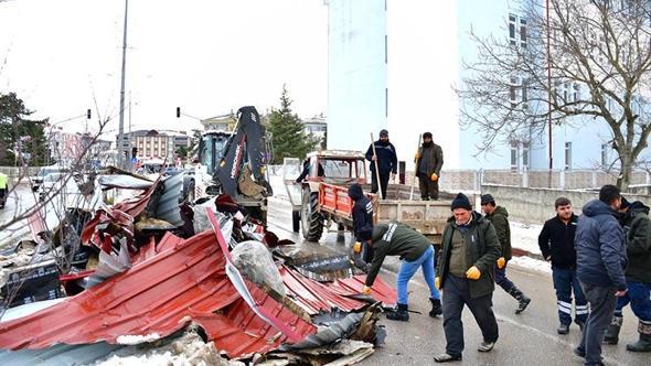 Samsun'da kuvvetli rüzgar, okulun çatısını uçurdu