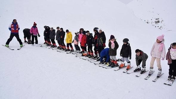 Bitlis’te öğrencilere kayak eğitimi