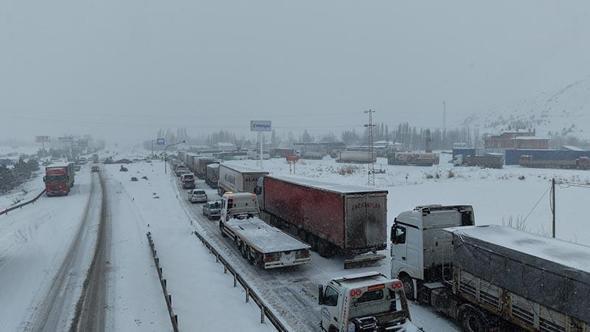 Sivas'ta ulaşıma kar engeli; Kayseri ve Malatya kara yolları kapandı