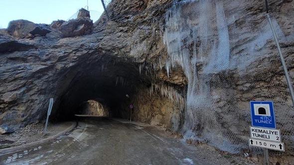 Doğu buz kesti: Kemaliye'deki taş yolda buz sarkıtları oluştu