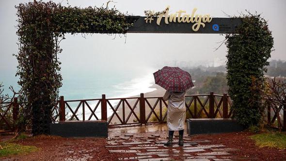 'Sarı kod'la uyarılan Antalya'da şiddetli yağış
