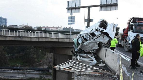 Kamyonete çarpan TIR, viyadükten aşağı düştü; 3 yaralı